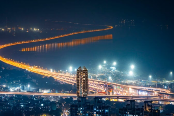 Mumbai's first bus service on Atal Setu begins operations.