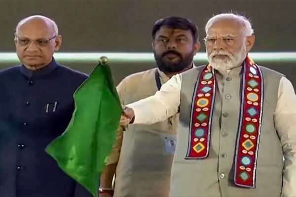 PM Modi Inaugurates Development Projects and Flags Off Trains in Maharashtra