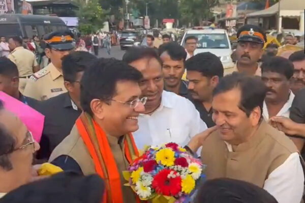 Union Minister Piyush Goyal Receives Warm Welcome at Siddhivinayak Temple